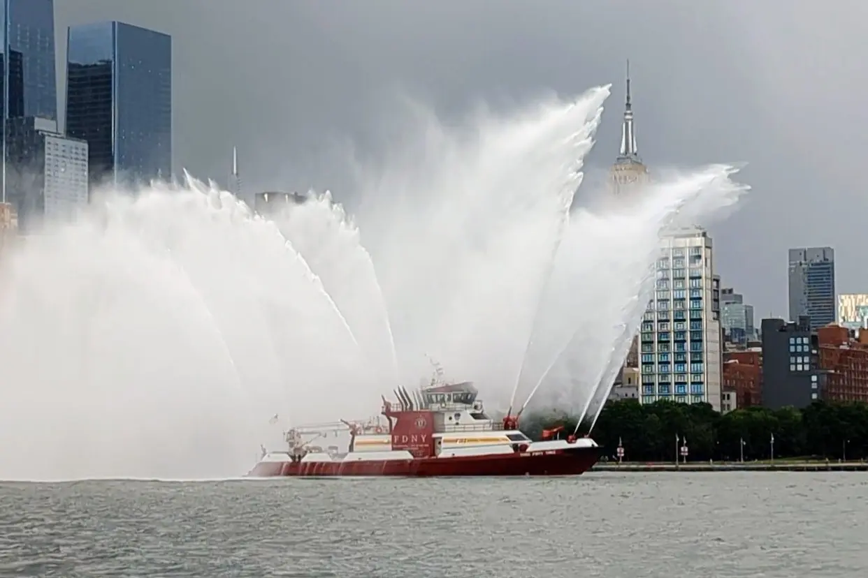 Fireboat Three Forty Three spritzt mit allen Waaserkanonen ins Wasser