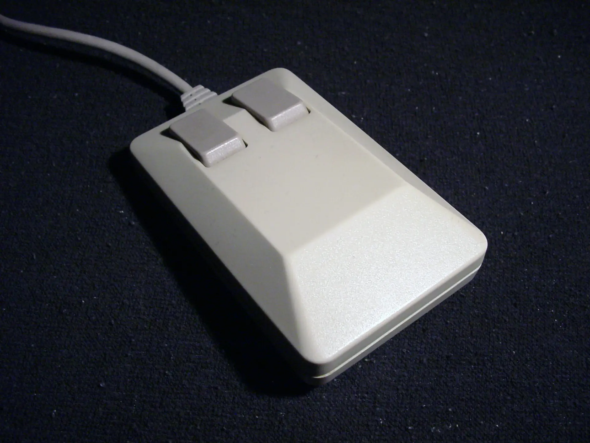 Picture of the Amiga 500 mouse, quite angular in it's design