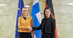 Ulkoministeri Elina Valtonen Berliinissä: Suomi ymmärtää Saksan vankkaa tukea Israelille