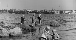 Valokuvat todistavat sadan vuoden muutosta – piskuinen hiekkasaari Helsingissä muuttui kiistellyksi rantatontiksi