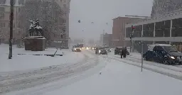 Turun liikenne meni sekaisin lumesta – pelkästään poliisilla lähes 30 tehtävää, sakkovalvontaa kesärenkaista ei tehdä