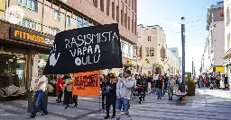 Oulun puukotus | Ihmisjoukko osoitti mieltään äärioikeistoa vastaan Valkean edessä – ”Kotoa lähteminen tuntuu turvattomalta”