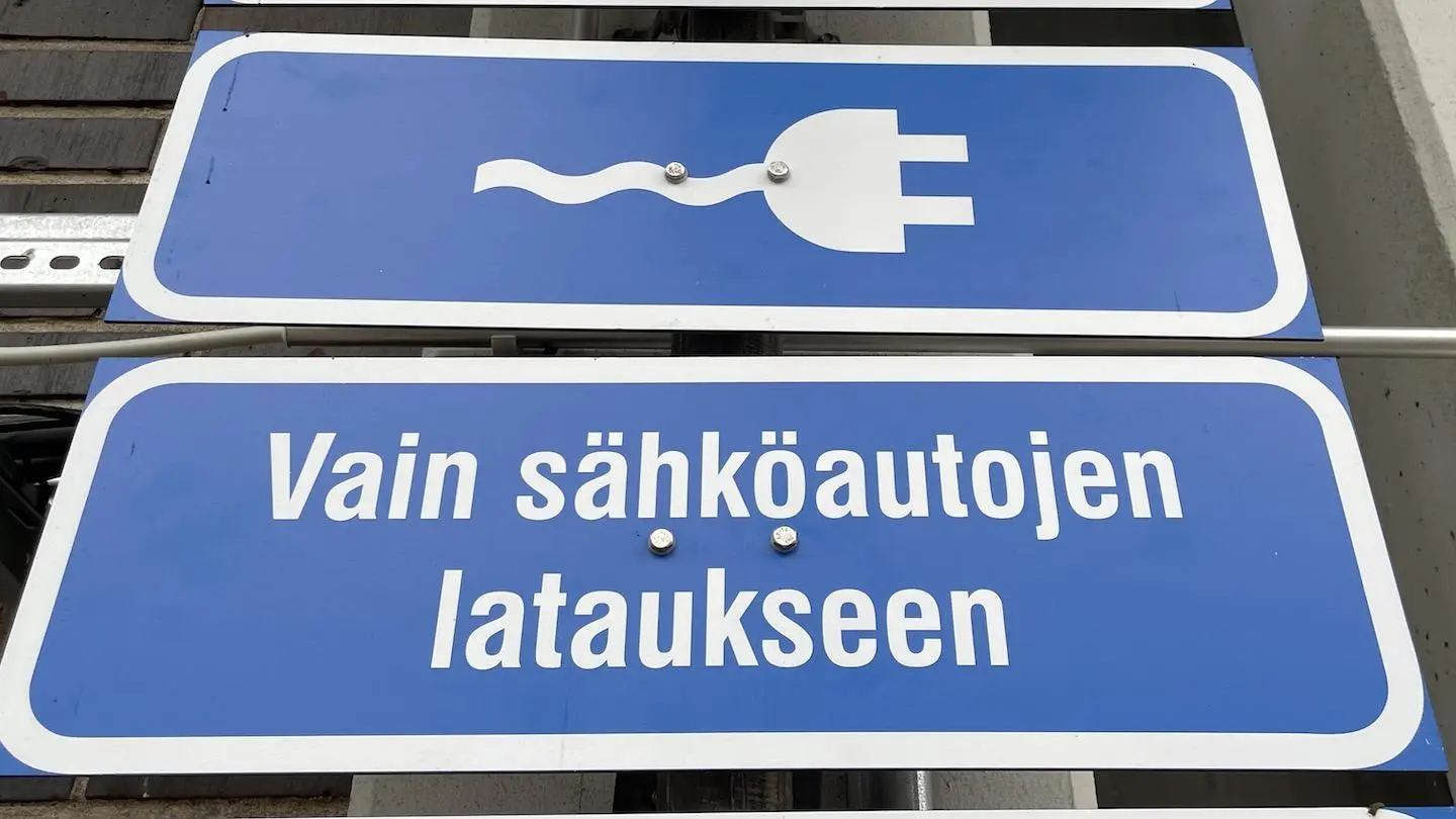 Autoilijat seisottivat hybridiautojaan sähköautojen latauspaikalla – kuluttajariitalautakunta ratkaisi pysäköintivirhemaksujen kohtalon