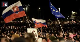 „Fico do basy,“ skandoval dav v Bratislave. Na opozičné protesty prišli tisícky ľudí po celom Slovensku