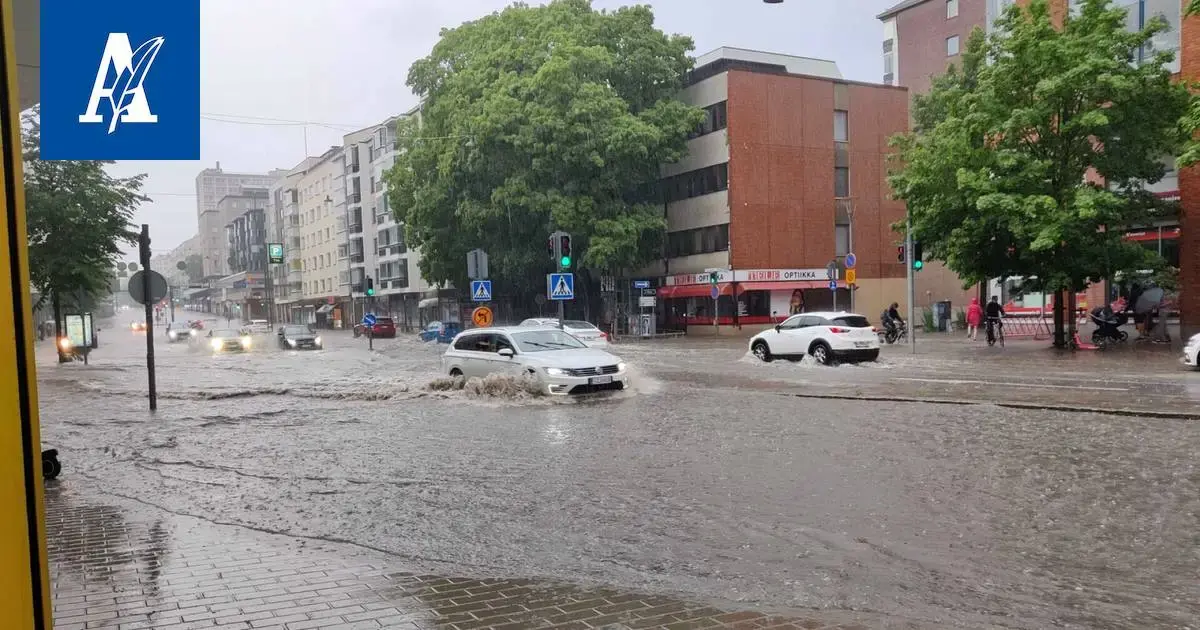 Video: Autoja jäänyt keskelle kadulle tulvinutta vettä Tesomalla ja Satakunnankadulla – Tampereella sataa rankasti, lukuisia vahingontorjuntatehtäviä käynnissä