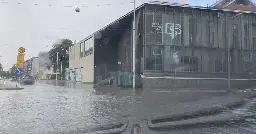 Helsingissä tulvii vettä kellareihin ja liiketiloihin – ”Nyt on täys rähinä päällä”