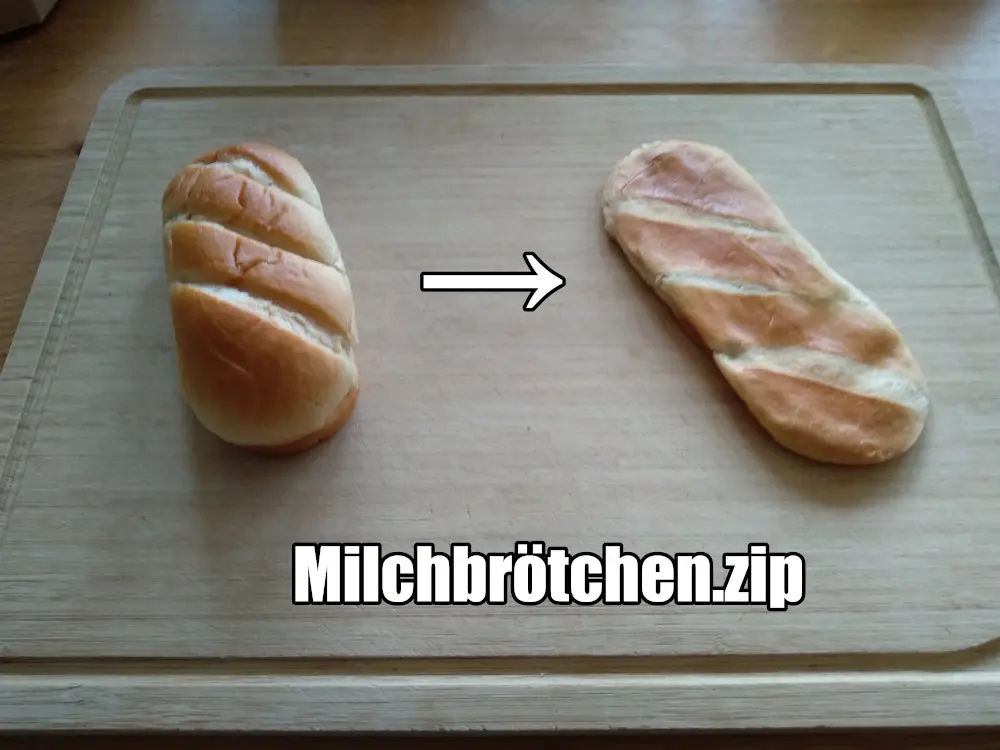 Blick von schräg vorne auf ein Schneidebrett auf welchem zwei Milchbrötchen liegen. Das linke Milchbrötchen sieht gewöhnlich aus. Das rechte Milchbrötchen ist platt gedrückt. Vom linken zum rechten Milchbrötchen zeigt ein Pfeil. Mittig unten im Bild steht der Text: "Milchbrötchen.zip"