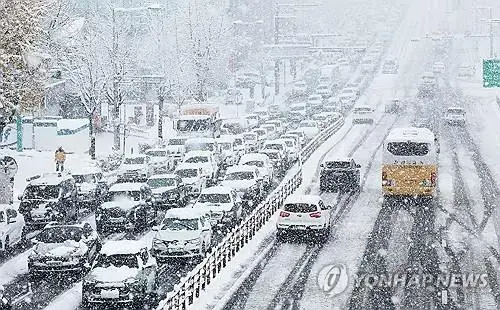 (3rd LD) Seoul hit by heaviest snowfall in over 100 yrs causing injuries, traffic chaos | Yonhap News Agency