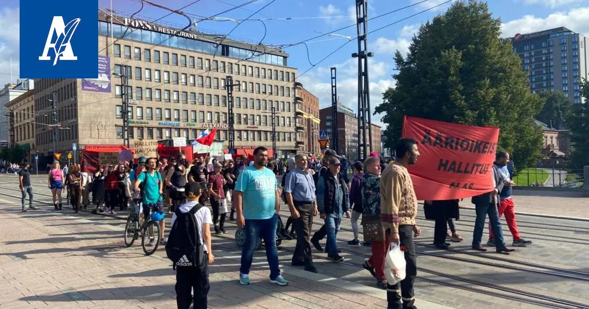 Outo välikohtaus mielenosoituksessa Tampereella: Linja-auton kuljettajasta tehtiin rikosilmoitus, mutta kojelautakamera näyttää toisenlaisen version tapahtumista